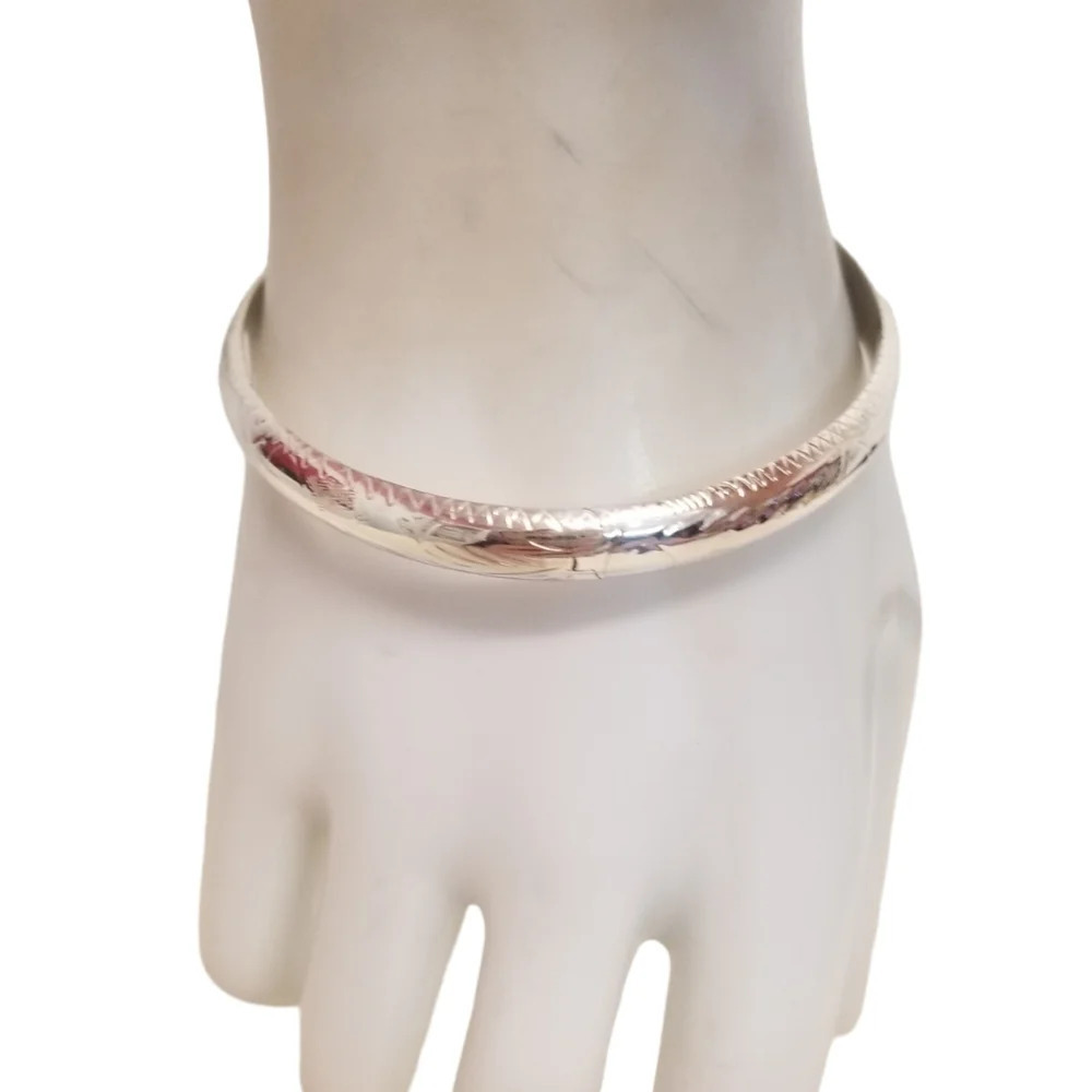 VINTAGE STERLING SILVER WITH ETCHED DESIGNS HINGED BRACELET
